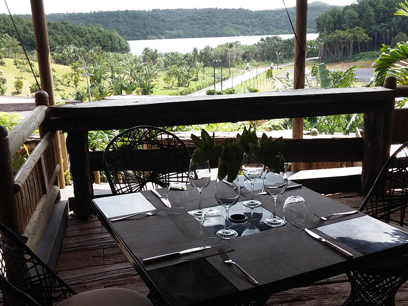 7 Cascades Ile Maurice Restaurant vue sur la végétation luxuriante et le réservoir